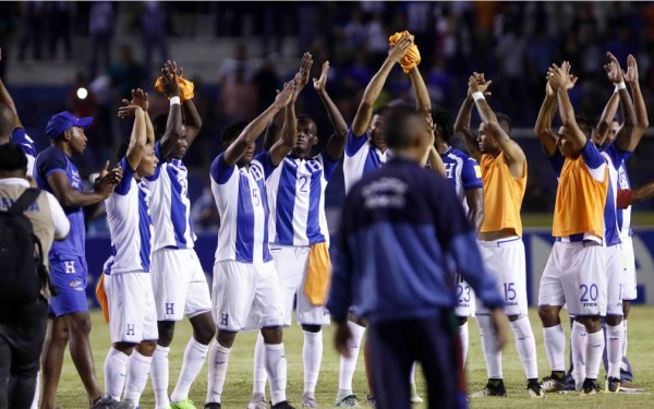 Periodista mexicano Carlos Albert critica y denuncia a la Selección de Honduras