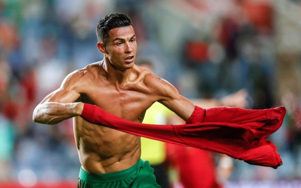 Cristiano Ronaldo le dio la victoria a Portugal ante Irlanda con dos goles de cabeza. Foto EFE