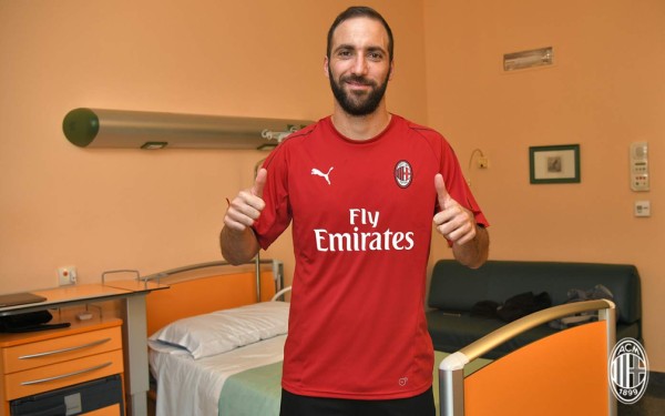 Higuaín se somete a pruebas médicas en Milan