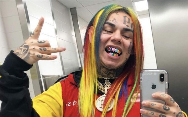 La foto de Tekashi 6ix9ine sin ningún tatuaje en su rostro