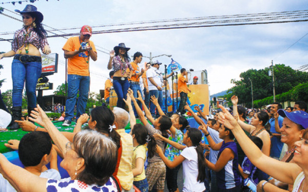 Miles disfrutaron el desfile de la Feria Juniana