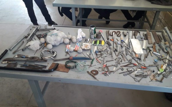 Decomisan gran cantidad de armas cortopunzantes en penal de El Porvenir