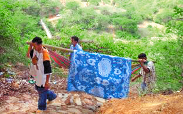 Pasan por salvadoreños para ser atendidos