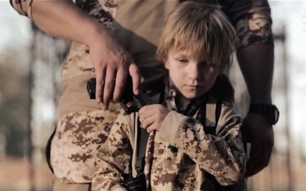El verdugo rubio: Isis difunde video de niños ejecutando rehenes
