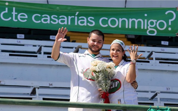 Aficionado del Platense propone matrimonio a su novia antes de la Gran Final