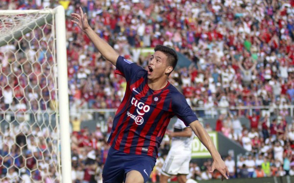 Niño de 14 años de edad hace historia en el clásico de Paraguay