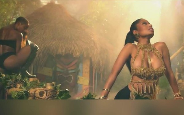 Una boa muerde a bailarina de Nicki Minaj antes de los MTV