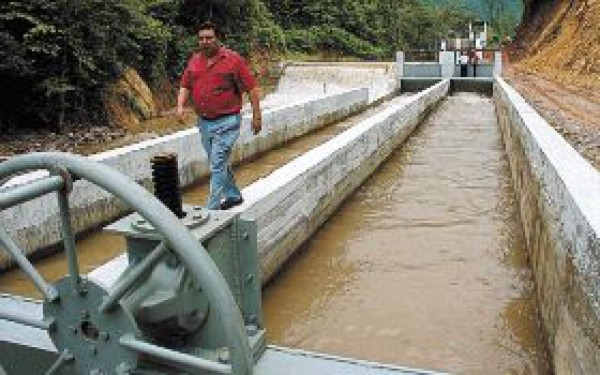 Construyen represa en Santa Bárbara