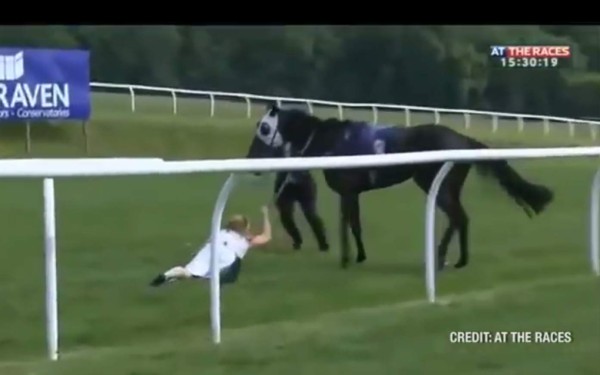 Video: Reportera se le cruza a un caballo en una transmisión en vivo