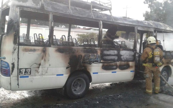 Cuatro hombres encapuchados incendian un bus en San Pedro Sula