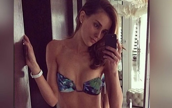 Presentadora de tv preocupa tras publicar selfie en bikini