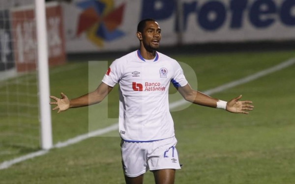 Jerry Bengtson tiene ganando al Olimpia frente a la UPN. Foto Ronald Aceituno