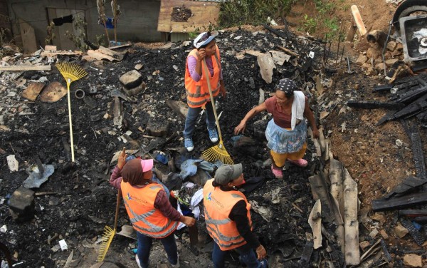 Cuerpos de socorro municipales ofrecen apoyo a familias afectadas por incendio