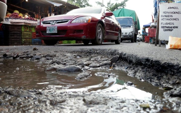 Transitada calle del centro de San Pedro Sula está en deplorables condiciones