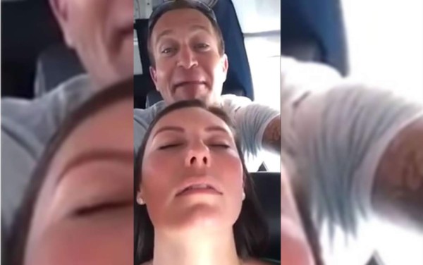 Hombre imita movimientos bucales de una mujer dormida