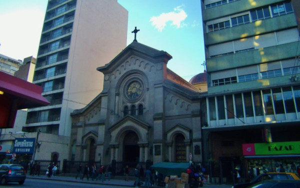 Ladrones asaltan iglesia durante la misa tras confesarse