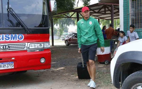 Denovan Torres será titular y capitán ante el Vida tras salir de prisión