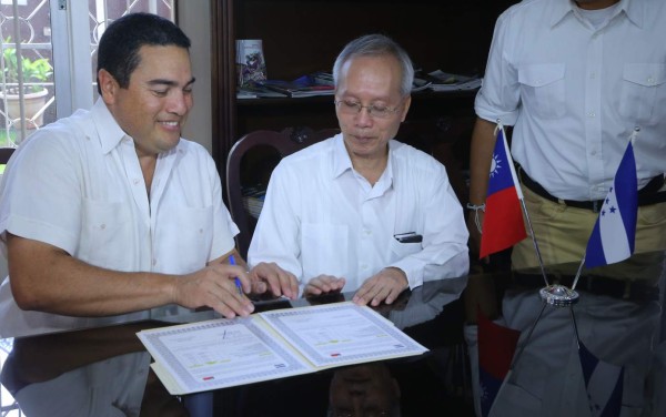 Taiwán apoya a Municipalidad de Tela en montaje de plataforma informática