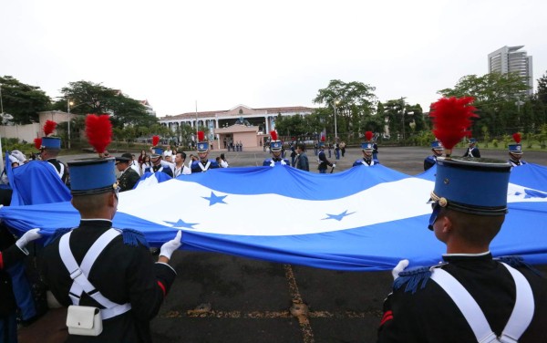 Rinden honor a la Bandera en inicio de fiestas patrias