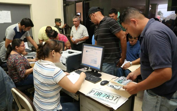 Reanudan entrega de placas en el IP; mañana trabajarán