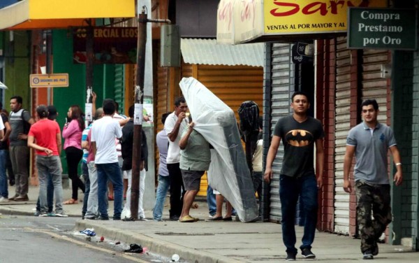 Con destrucción, saqueos y caos golpean a Honduras