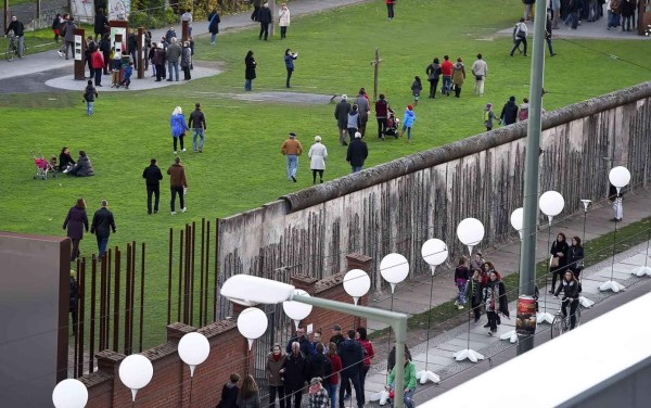 Berlín celebra la caída del Muro con emoción y civismo