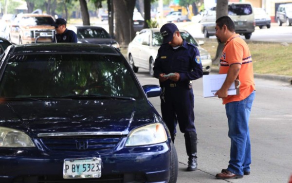 Realizan operativos para detectar carros que no han pagado matrícula