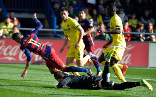 VIDEO: Neymar marca a lo Panenka un penal inexistente