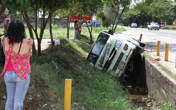 Cuatro heridos en choque de rapidito y pick-up