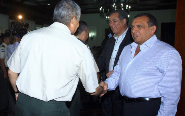 Presidente de Honduras compartió con jefes militares en desayuno