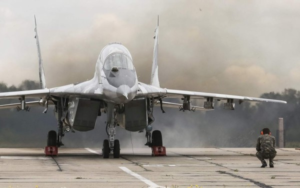 UCR001 KIEV (UCRANIA), 03/08/2016.- Un personal de aviación comprueba el funcionamiento del avión de combate Mig-29 de la Fuerza Aérea de Ucrania antes de un vuelo en la base militar en Vasylkiv, a unos 30 kilómetros de Kiev, Ucrania, hoy 3 de agosto de 2016. El Día de la Fuerza Aérea se celebrá el próximo 7 de agosto. EFE/Roman Pilipey