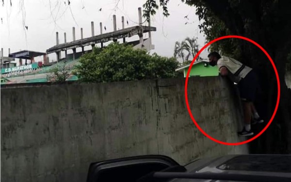 Diego Vázquez se subió a un muro del Yankel para ver el partido contra Marathón