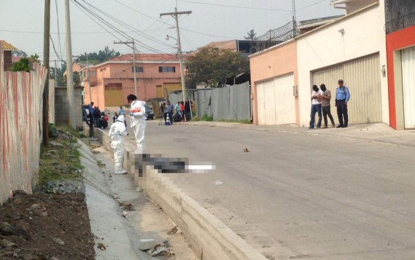 Asesinan a una mujer y le dejan una nota amenazando a los vecinos