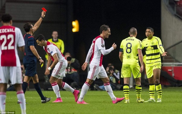 Video: La expulsión de Emilio Izaguirre en Europa League