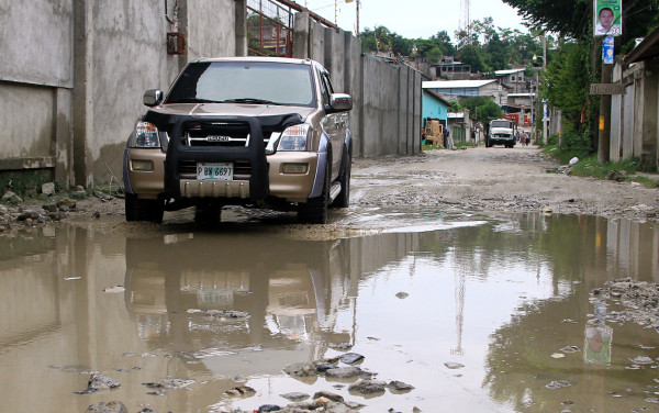 Vecinos pavimentan calles de la López Arellano