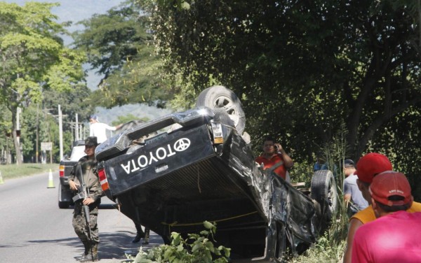 Joven muere al chocar el carro en que viajaba con un camión