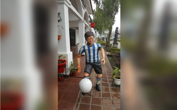 Divertida escultura de Messi en un pueblo de Argentina explota en las redes sociales