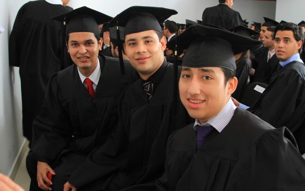 Unitec y Ceutec celebra graduaciones