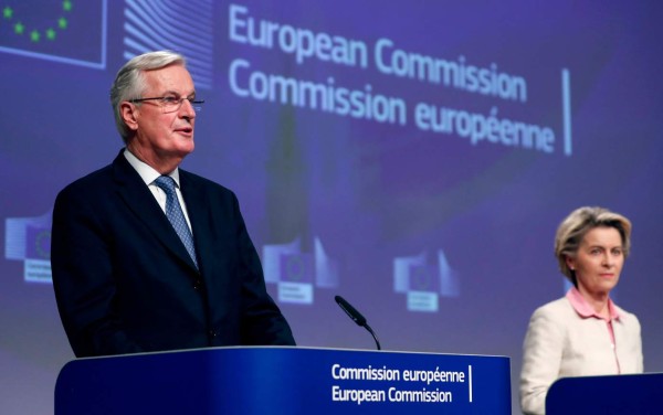 European Commission's Head of Task Force for Relations with the United Kingdom Michel Barnier (L) and European Commission President Ursula von der Leyen (R) attend a media conference on Brexit negotiations at the EU headquarters in Brussels, on December 24, 2020. - Britain said on December 24, 2020, an agreement had been secured on the country's future relationship with the European Union, after last-gasp talks just days before a cliff-edge deadline. (Photo by Francisco Seco / POOL / AFP)