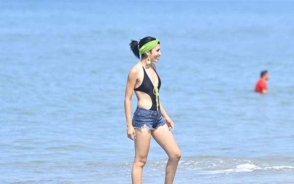 Hondureñas disfrutan de las playas de La Ceiba en el Feriado Morazánico