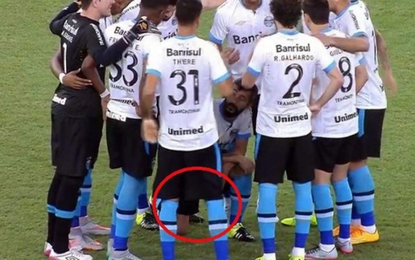 VIDEO: Futbolista no aguantó las ganas de ir al baño y orinó en el campo