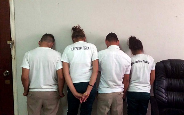 Colegiales tenían sexo y fumaban droga en vía pública