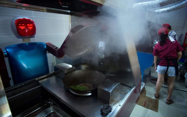 Robots cocinan y sirven comida en restaurantes chinos