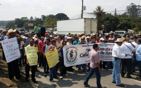 Cafetaleros se toman la carretera CA-5 en Siguatepeque