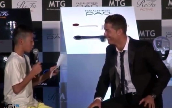 Video: Cristiano defiende a niño japonés en una conferencia