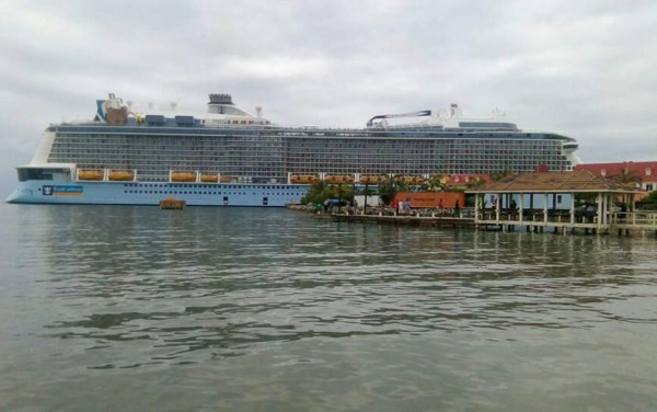 Llega a Roatán megacrucero 'Anthem of the Seas”