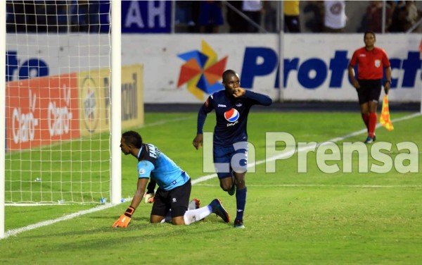 Rubilio Castillo marcó un penal a lo Panenka contra el Juticalpa. Foto Ronald Aceituno