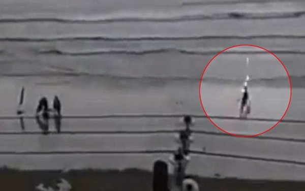 Captan momento exacto en que un rayo impacta a una turista en Brasil