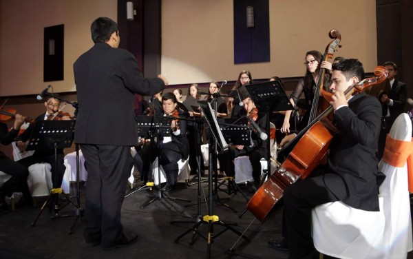 Juan Orlando anuncia apoyo para la escuela de música Victoriano López