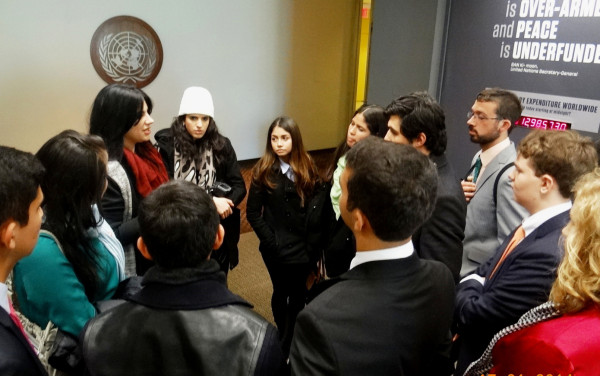 Embajadora Mary E. Flores comparte con estudiantes hondureños